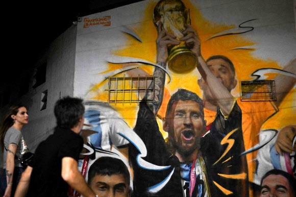 Lionel Messi, que levou a Argentina à conquista da Copa do Mundo de 2022 no Catar, é pintado na parede de um prédio em Buenos Aires.  2022.12.22 Agence France-Presse Yonhap