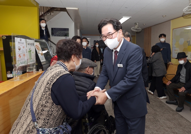 박일하 서울 동작구청장이 경로당에서 어르신들과 인사하고 있다. 동작구는 내년부터 디지털 취약계층인 어르신의 정보화 능력 향상을 위해 스마트경로당 5곳을 시범 운영한다. 동작구 제공.