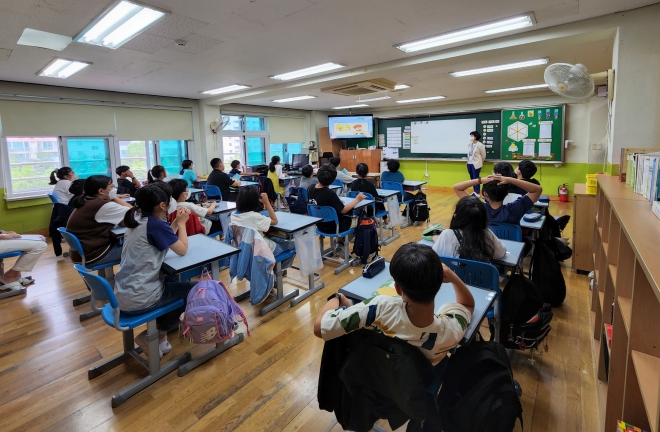 서울 노원구 학생들이 인터넷·스마트폰 중독 예방법에 대한 강의를 듣고 있다. 노원구 제공 