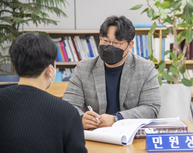 서울 용산구가 운영하는 건축민원 무료상담실에서 상담이 진행되고 있다. 용산구 제공