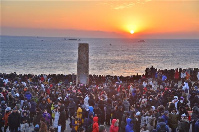 2019년 1월 1일 울산 울주군 간절곶에 첫 해가 떠오르고 있다. 울주군 제공