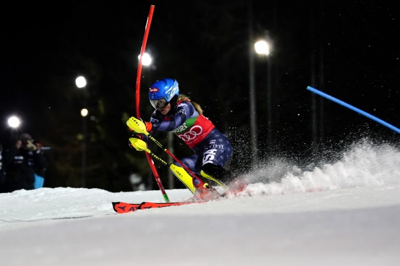 미케일라 시프린이 30일(한국시간) 오스트리아 제머링에서 열린 2022~23 FIS 알파인 월드컵 여자 회전 2차 시기에서 안정된 자세;로  기문을 날렵하게 통과하고 있다. [AP 연합뉴스]