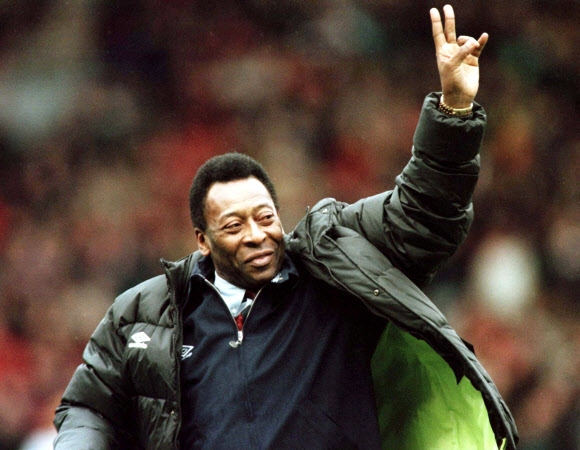 펠레가 1998년 유나이티드와 리버풀간 잉글랜드 프리미어리그 경기 하프타임 때 그라운드에서 환호하는 관중을 향해 손을 들어 답례하고 있다. [로이터 자료사진]