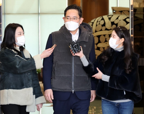 이재용 삼성전자 회장이 30일 서울김포비즈니스항공센터를 통해 귀국하고 있다. 연합뉴스