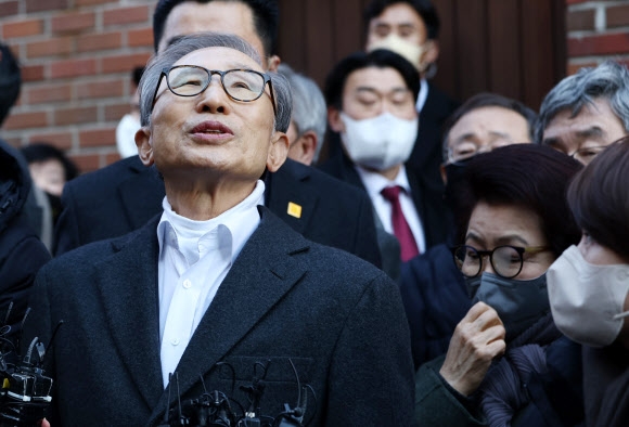 윤석열 대통령의 신년 특별사면으로 사면·복권된 이명박 전 대통령이 30일 서울 강남구 논현동 자택에 도착해 대국민 메시지 발표에 앞서 하늘을 바라보고 있다. 연합뉴스