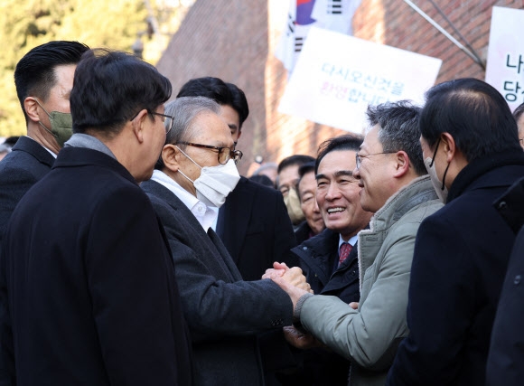 윤석열 대통령의 신년 특별사면으로 사면복권된 이명박 전 대통령이 30일 오후 서울 강남구 논현동 자택에 도착해 인사하고 있다. 2022.12.30 연합뉴스