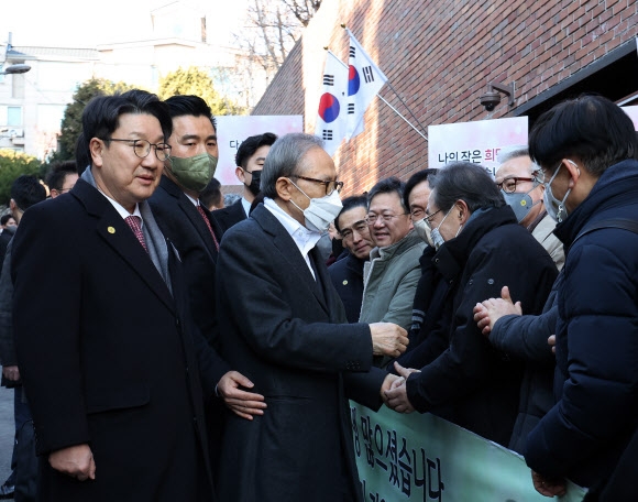 권성동(왼쪽) 국민의힘 의원이 30일 신년 사면·복권된 이명박 전 대통령이 서울 강남구 논현동 자택 앞에서 찾아온 지지자들과 친이계 의원들에 인사하는 길에 동행하고 있다. 연합뉴스