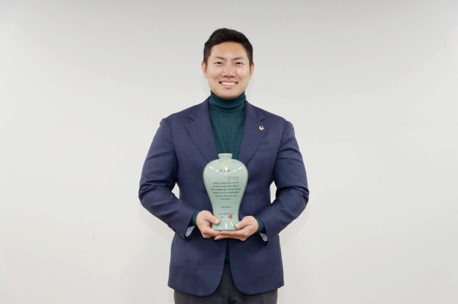 지난 29일 ‘경기도 시군의회의장협의회 공로패’를 수상한 성남시의회 김보석 의원. 성남시의회 제공