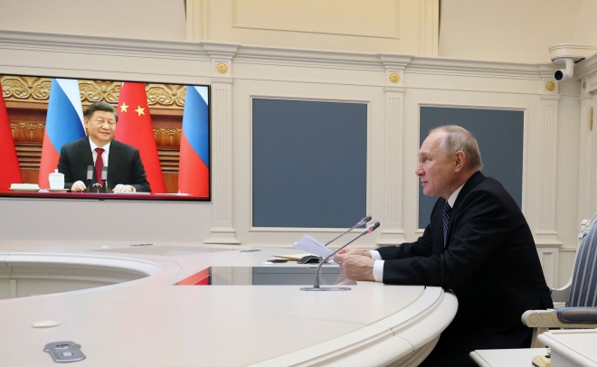 블라디미르 푸틴 러시아 대통령이 30일(현지시간) 모스크바 크렘린에서 시진핑 중국 국가주석과 화상 정상회담을 하고 있다.