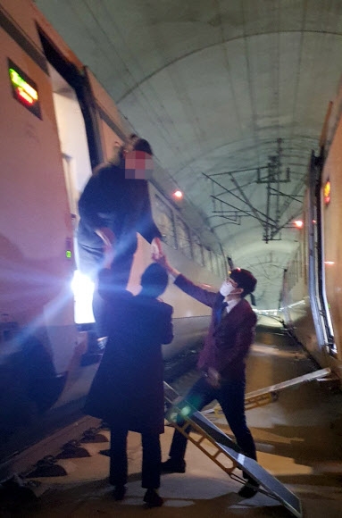 22일 오전 11시 50분쯤 전남 나주를 떠나 서울 수서로 향하던 SRT 열차가 세종 부용터널에 비상정지해 승객 420명을 환승시켰다고 수서고속철도(SRT) 운영사인 SR이 밝혔다. 2022.12.22 독자 제공/연합뉴스