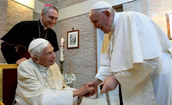 진보와 보수를 대변한다는 평판을 듣는 프란치스코(오른쪽) 교황이 지난 8월 바티칸 시국 안의 수도원에 머무르고 있는 베네딕토 16세를 병문안하는 모습. 바티칸은 이 사진이 두 교황이 함께 담긴 가장 최근 사진이라고 풀 기자단에 제공했다. 이념과 진영을 넘나드는 두 교황의 우의는 ‘넷플릭스’의 다큐멘터리로 제작되기도 했다. 영국 BBC 홈페이지 캡처