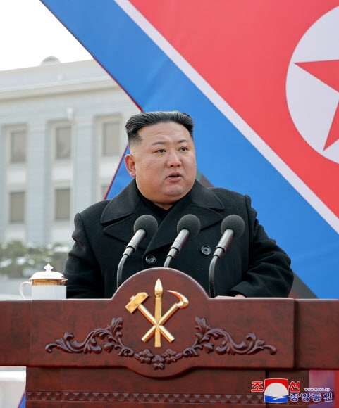 김정은 “초대형 방사포, 南전역 사정권…전술핵 탑재 가능”