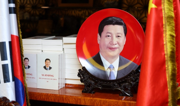 시진핑 주석 책 쌓여 있는 사무실