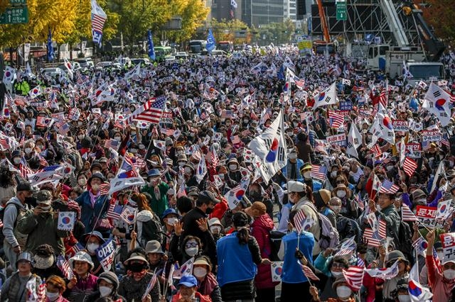보수단체 지지자들이 서울 종로구 동화면세점부터 대한문까지 세종대로의 서쪽 방향 차로에서 열린 ‘자유통일 주사파 척결 국민대회’에서 구호를 외치고 있다.  뉴시스