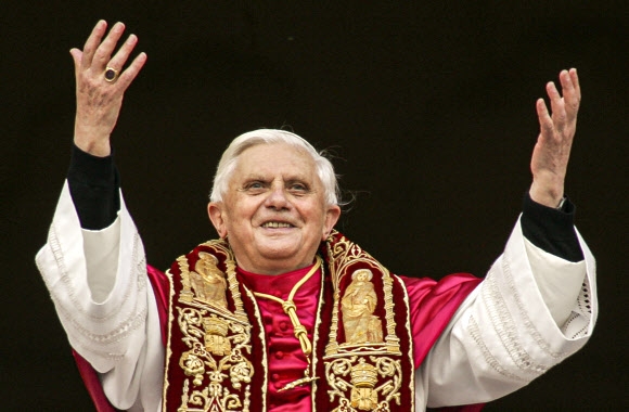 2005년 4월 19일 요한 바오로 2세에 이어 제265대 교황에 선출된 베네딕토 16세가 바티칸 성 베드로 성당 발코니에서 수만명의 순례자에게 손을 흔들며 교황으로서 첫 축복을 내리고 있다. 2013년 가톨릭 역사상 598년 만에 중도 사퇴한 그는 ‘명예교황’의 지위에 있다가 지난해 마지막 날 95세로 선종했다. 바티칸 AP 연합뉴스