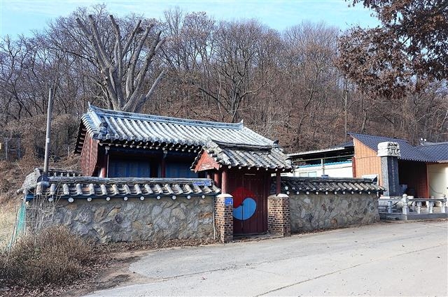 경기 용인시 처인구 남사면 완장리 심대의 무덤 들머리에 있는 그의 사당과 새로 세운 신도비. 신도비 비문도 번안 채제공이 남긴 것 대신 후손이 새로 지어 새겼다.