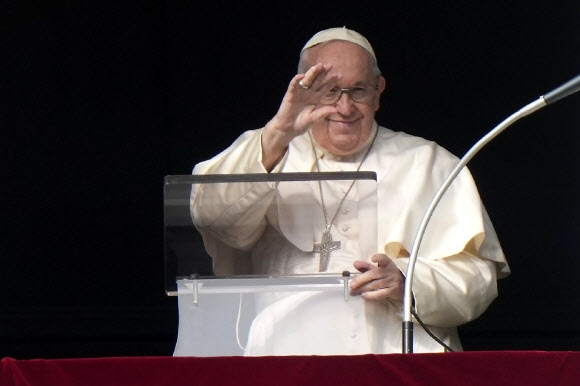 프란치스코 교황이 1일(현지시간) 새해 첫 미사에서 전날 선종한 전임자의 천국행을 기도했다.AP연합뉴스
