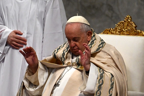 프란치스코 교황이 1일(현지시간) 새해 첫 미사에서 전날 선종한 전임자의 천국행을 기도했다. AFP연합뉴스