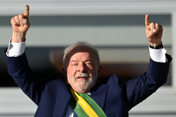 브라질의 새 대통령 루이스  이나시우 룰라 다시우바가 1일 취임식에서 지지자들의 환호에 손을 들어보이고 있다. 브라질리아 AFP 연합뉴스