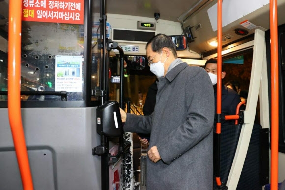 한덕수 국무총리가 2일 서울 상계동에서 새해 첫 출근하는 근로자들을 격려를 위해 ‘새벽 만원 버스’라고 알려진 146번 시내버스 첫차를 타고 있다. 2023.01.02 뉴시스
