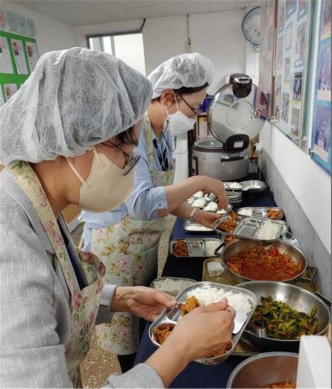 지역아동센터 급식을 준비중인 조리사. 영등포구 제공