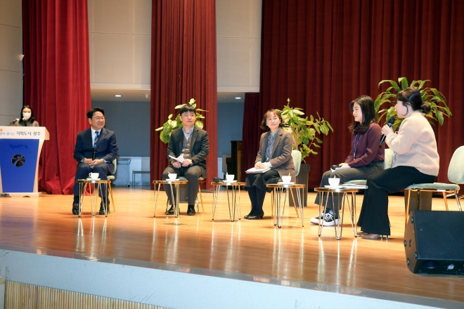 강기정 광주시장이 2일 오전 시청 대회의실에서 열린 시무식에 참석해 직원들과 새해인사를 한 후 덕담 토크를 하고 있다.광주시 제공