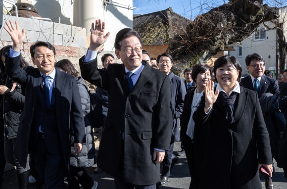 이재명 더불어민주당 대표가 2일 경남 양산시 하북면 평산마을 문재인 전 대통령 사저에서 문 전 대통령 내외 예방을 마친 후 걸어 나오면서 지지자들을 향해 손을 흔들고 있다. 2023.1.2 공동취재