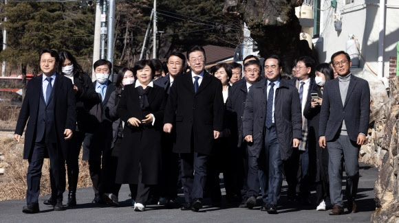 이재명 더불어민주당 대표가 당 지도부와 함께 2일 경남 양산시 하북면 평산마을 문재인 전 대통령 사저로 이동하고 있다. 2023.1.2 공동취재