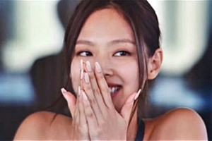 블랙핑크 제니 배우 데뷔작 공개 임박…양성애자?