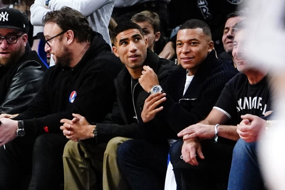 3일(한국시간)브루클린과 샌안토니오의 NBA 경기를 관전하는 축구 스타 음바페와 하키미. AP 뉴시스