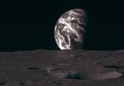 한국항공우주연구원이 지난달 17일 다누리의 궤도진입기동 이후 달 상공에서 다누리가 촬영한 달 지표와 지구 영상일부를 공개했다. 사진은 지난달 28일 다누리가 달 상공 124km에서 촬영한 지구. 2023.1.3 한국항공우주연구원 제공