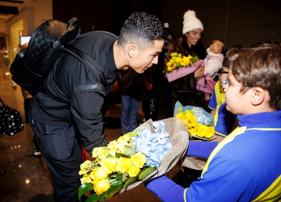 3일 사우디아라비아에 입성한 크리스티아누 호날두가 리야드공항에서 환영 꽃다발을 받고 있다. 로이터 연합뉴스