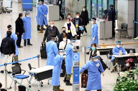 중국발 모든 입국자에 대한 PCR 검사가 시행된 첫날인 지난 3일 인천국제공항 제1여객터미널 입국장의 모습. 연합뉴스