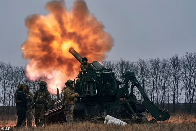 우크라이나 동남부 도네츠크주에 있는 바흐무트에서 우크라이나 군인들이 러시아군을 향해 무기를 발사하고 있다. AP 연합뉴스