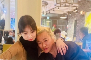 송혜교, 술자리 포착…과감한 스킨십 ‘깜짝’