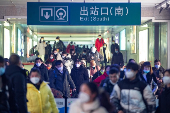 중국 장쑤성 난징의 기차역에서 여행객들이 지나가고 있다. 2023.1.3 신화 연합뉴스