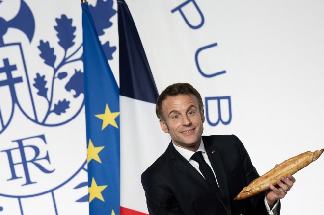 에마뉘엘 마크롱 프랑스 대통령이 지난 2018년 한 행사에서 바게트를 들고 있다. AFP
