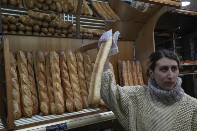프랑스 베르사유 지역의 한 빵집에서 주인이 바게트를 들고 있다. 파리 AP