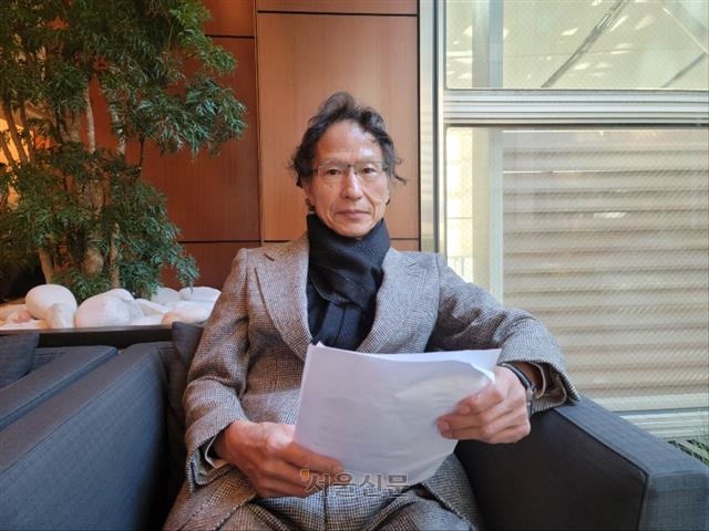 강상중 도쿄대 명예교수가 지난달 18일 일본 도쿄 마루노우치 호텔에서 90분 넘게 서울신문과의 신년 인터뷰를 진행하고 있다.