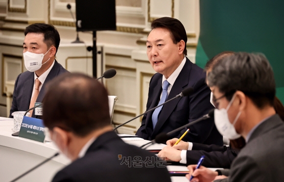 윤석열 대통령이 4일 청와대 영빈관에서 열린 농림축산식품부 해양수산부 업무보고에서 모두발언을 하고 있다. 2023. 1. 4 박지환 기자