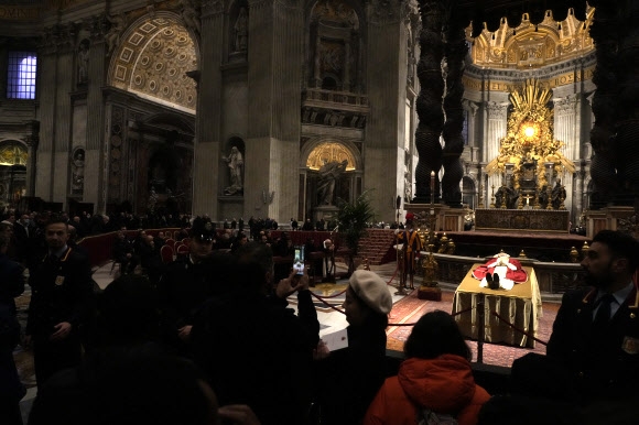4일 바티칸 성 베드로 성당에 안치된 베네딕토 16세를 보기 위한 일반인의 조문 행렬이 이어지고 있다. 바티칸 AP 연합뉴스