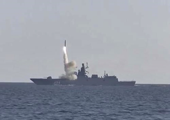 2021년 11월 러시아 해군이 호위함 ‘고르슈코프(고르시코프) 제독함’에서 극초음속 순항미사일 ‘치르콘’이 발사되는 모습. 러시아 국방부