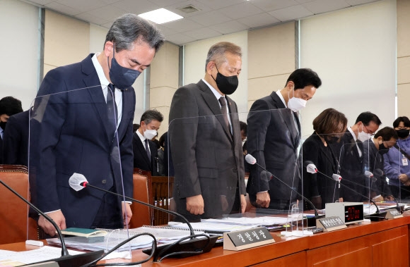 7일 오후 국회에서 열린 행정안전위원회에서 윤희근 경찰청장(왼쪽부터), 이상민 행정안전부 장관, 오세훈 서울시장, 박희영 용산구청장, 김광호 서울경찰청장이 묵념하고 있다. 2022.11.7  연합뉴스