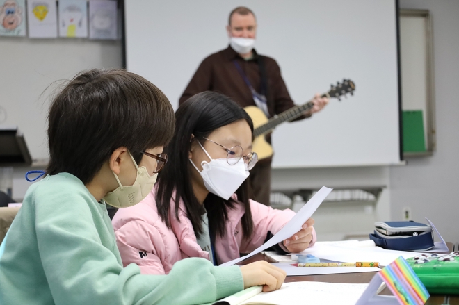 순천향대 영어캠프에 참가한 초등학생들이 팝송을 따라부르며 영어 교육을 받고 있다. 순천향대 제공