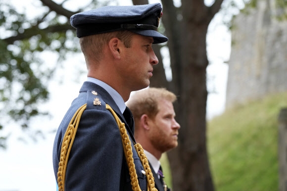 지난해 영국 엘리자베스 2세 여왕의 장례식에서 윌리엄(왼쪽) 왕세자와 해리 왕자가 냉랭한 모습을 보이고 있다. 런던 AP 연합뉴스