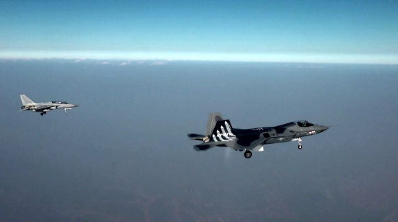 국산 전투기 KF-21 시제3호기 최초비행 모습