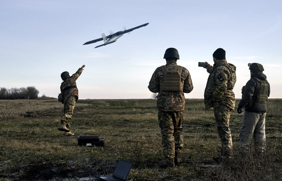 우크라이나 군이들이 지난달 15일(현지시간) 도네츠크에서 드론을 날리고 있다. AP