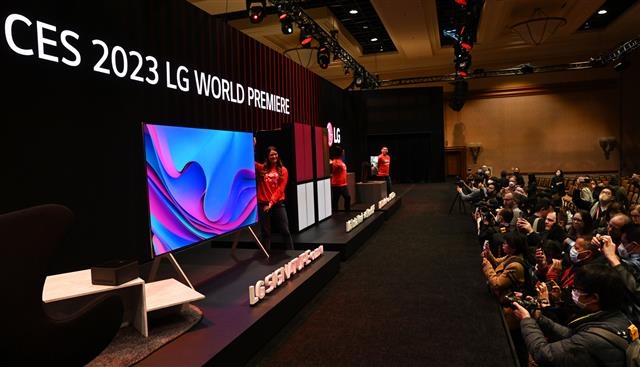 ‘CES 2023’ 개막을 하루 앞둔 4일(현지시간) 미국 라스베이거스 만달레이베이 컨벤션에서 열린 ‘LG 월드 프리미어’에서 LG전자 관계자들이 선을 완전히 없앤 TV ‘LG 시그니처 올레드 M’을 소개하고 있다. LG전자 제공