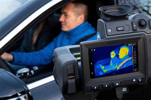 독일 ZF그룹의 ‘히트벨트’를 맨 운전자를 열화상 카메라로 촬영하고 있는 모습. ZF그룹 제공