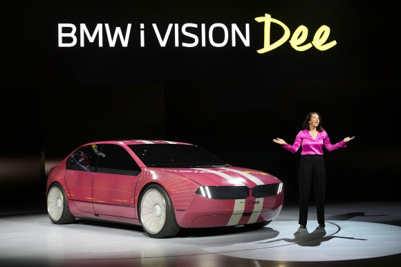 BMW가 CES 2023 개막 전날인 4일(현지시간) 컨셉트카 ‘i Vision(비전) Dee(디)’를 공개하며 외장색을 바꾸는 기술을 선보이고 있다.  라스베이거스 AP 연합뉴스